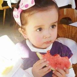 小孩吃瓜视频搞笑片段